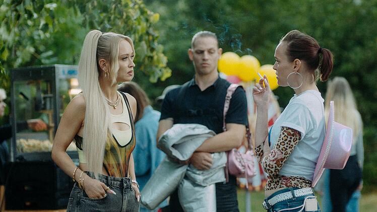 Jenny (Livia Matthes, rechts) war damals Mels (Caro Cult) beste Freundin. Nach Jahren begegnen sich die Frauen wieder. Freude sieht jedoch anders aus.