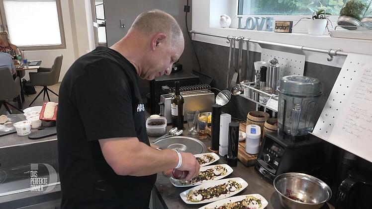 Beim Anrichten der Vorspeise lässt sich Andi alle Zeit der Welt, denn es soll ja schön werden.