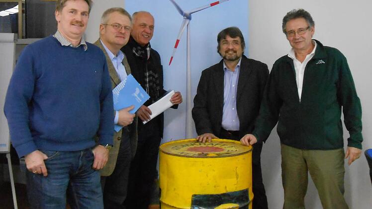 Gemeinsam für Windkraft (von links) "Windmüller" Wolfgang Degelmann, Wolfgang Böhm (Energieagentur), Bürgermeister Hermann Anselstetter, Artenschutz-Experte Kai Frobel und BN-Vorsitzender Wolfgang Schenker.