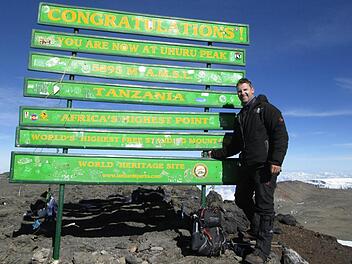 Frank Sperschneider auf dem Uhuru Peak des Kilimandscharo. Auf dem Weg dorthin kämpfte er gegen die Höhenkrankheit und um jeden Atemzug. Aber die Tour auf den höchsten Gipfel Afrikas hat auch sein Leben verändert. Foto: privat