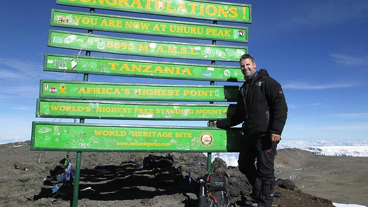 Frank Sperschneider auf dem Uhuru Peak des Kilimandscharo. Auf dem Weg dorthin kämpfte er gegen die Höhenkrankheit und um jeden Atemzug. Aber die Tour auf den höchsten Gipfel Afrikas hat auch sein Leben verändert. Foto: privat