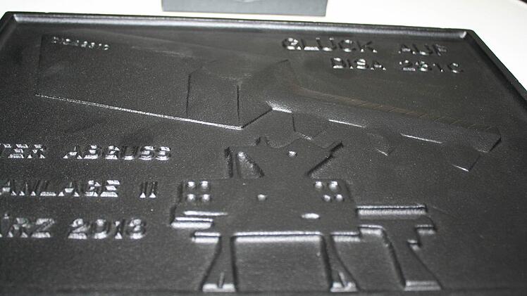 Die erste Gussform, die die neue Anlage ausgespuckt hat: ein Erinnerungsgeschenk.