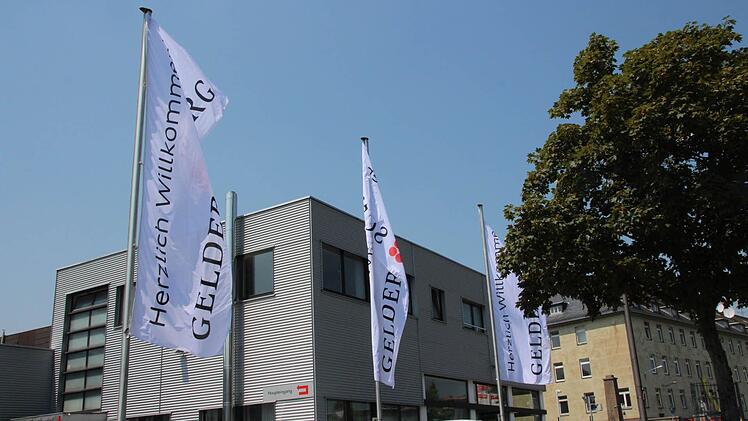 Die neuen Fahnen wehen schon.