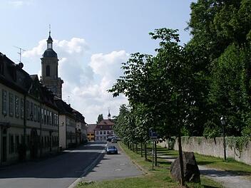 Mit der Gestaltung der Kanzleistraße in Wiesentheid zeigten sich die Städteplaner schon recht zufrieden. Sie entspricht ihrer Vorstellung von einer grünen Barockstraße, die den Blick auf das Ensemble von Kirche, Rathaus und Schloss freigibt. Foto: Berthold