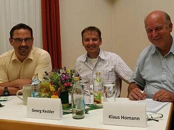 Die drei Hirschaider Bürgermeisterkandidaten sollten zur Ausweisung eines Baugebiets auf einer 2,6 Hektar großen Wiese unterhalb der Friesener Warte Stellung nehmen.  Foto: Baier