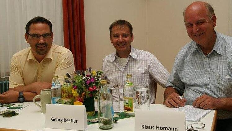 Die drei Hirschaider Bürgermeisterkandidaten sollten zur Ausweisung eines Baugebiets auf einer 2,6 Hektar großen Wiese unterhalb der Friesener Warte Stellung nehmen.  Foto: Baier