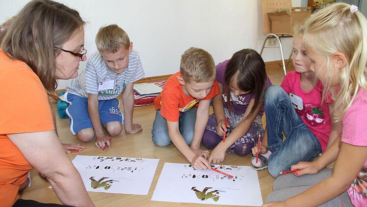 Hier müssen die Fußspuren dem jeweiligen Verursacher zugeordnet werden.