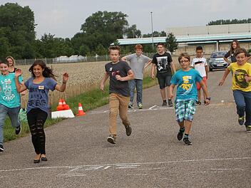 Aus dem Lauf heraus wurde der Bremsweg "erfahren" und deutlich gemacht.