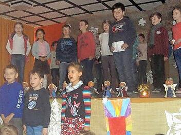 Zahlreiche Lieder trugen die Mädchen und Jungen der Grundschule Presseck bei ihrer Weihnachtsfeier vor. Foto: Klaus-Peter Wulf
