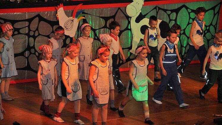 "Resi, ich hol dich mit dem Traktor ab" war das Thema der Kindergruppe, die sich das Thema "Bauernhof" vorgenommen hatte. Foto: Daniel Wiener