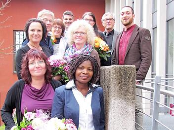 Das Diakonische Werk ehrte zahlreiche Beschäftigte; untere Reihe: Sylvia Hereth und Elizabeth Wagner, 2. Reihe von unten: Yvonne Christ und Kerstin Deutschbein; oben: Stefan Kornherr, Ulla Rauscher, Dekan Stefan Kirchberger, Melanie Frankenberger, Pfarrer Rolf Gorny und Vorstand Matthias Emmer.  Fotos: Martin Koch