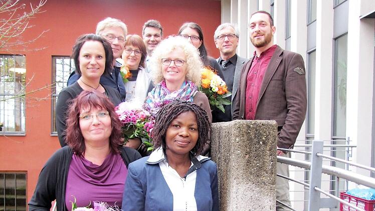 Das Diakonische Werk ehrte zahlreiche Beschäftigte; untere Reihe: Sylvia Hereth und Elizabeth Wagner, 2. Reihe von unten: Yvonne Christ und Kerstin Deutschbein; oben: Stefan Kornherr, Ulla Rauscher, Dekan Stefan Kirchberger, Melanie Frankenberger, Pfarrer Rolf Gorny und Vorstand Matthias Emmer.  Fotos: Martin Koch