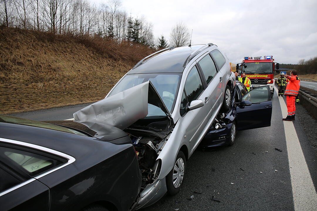 Schwerer Unfall im Landkreis Wunsiedel: Vier Fahrzeuge krachen ineinander