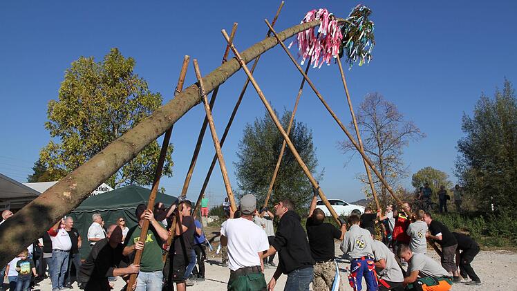 In Reuth wird der Kirchweih-Baum aufgestellt. Foto: Mathias Erlwein