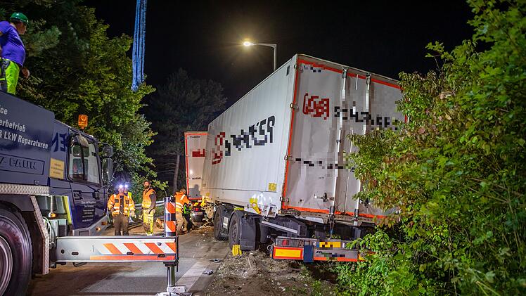 Laster kommt von Stra&Atilde;&Yuml;e ab und f&auml;hrt Laterne und Leitplanke um