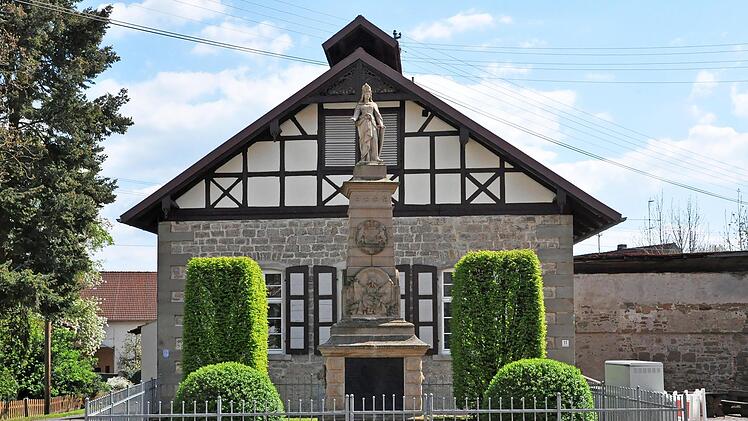 Das Kriegerdenkmal und das Brauhaus, das die Rügheimer wiederbelebt haben.