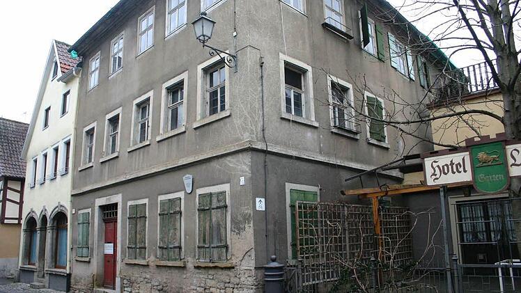 Von "Tauben und anderem Getier" im Gebäude in der Ochsenfurter Straße 2 fühlt sich eine Nachbarin gestört. Foto: Meyer (Archiv)