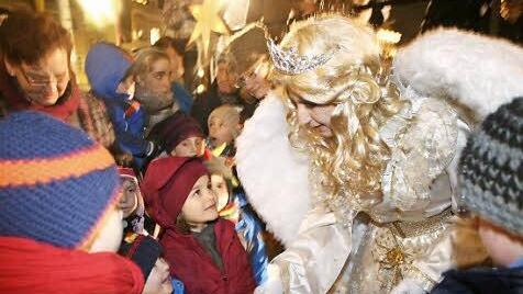 Dicht umringt war das Christkind, als es den Balkon verlassen hatte und auf den Marktplatz kam.