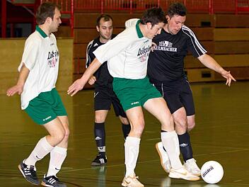 Mit einem 3:1-Sieg gegen den VfR Schneckenlohe (dunkle Trikots) legte der SV Rothenkirchen mit Sebastian Müller (links) und Adrian Spindler in der Vorrunde den Grundstein zum Gruppensieg. Foto: Heinrich Weiß