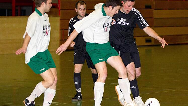 Mit einem 3:1-Sieg gegen den VfR Schneckenlohe (dunkle Trikots) legte der SV Rothenkirchen mit Sebastian Müller (links) und Adrian Spindler in der Vorrunde den Grundstein zum Gruppensieg. Foto: Heinrich Weiß