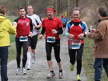 Zum Service beim Laufsport gehört auch eine gute Verpflegung. Die ist vor allem auf den langen Strecken wichtig - wie hier beim Saaletal-Marathon des SV Ramsthal. Foto: Reinhold Nürnberger