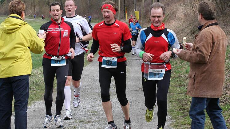 Zum Service beim Laufsport gehört auch eine gute Verpflegung. Die ist vor allem auf den langen Strecken wichtig - wie hier beim Saaletal-Marathon des SV Ramsthal. Foto: Reinhold Nürnberger