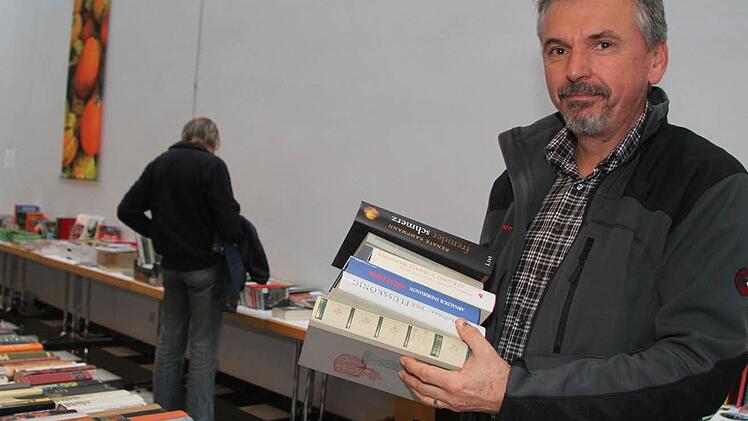Romane, Klassiker und Krimis - die Ausbeute von Gerhard Kraus beim Bücherflohmarkt der WfB kann sich sehen lassen. "Ich habe 2600 Bücher zu Hause", erzählt er. Foto: Sonja Adam
