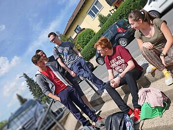 Vanessa, Paul, Johannes, Lukas und Dominque (von rechts) haben vor dem offiziellen Ende um 13 Uhr abgegeben und warten auf die Mitschüler. Foto: Sarah Dann