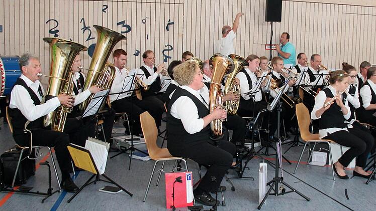 Die Adelsdorfer Musikanten eröffnen den Festakt