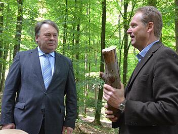 Volker Zahner (rechts), Dekan der Hochschule Weihenstephan-Triesdorf, ist Professor für Zoologie und Tierökologie. Er erklärt Staatsminister Helmut Brunner die Bedeutung des Schwarzspechts für das Ökosystem Wald. Fotos: Rainer Lutz