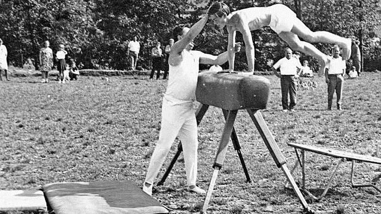 Vereine stellen sich breiter auf: Der TSV Scheßlitz bietet längst mehr als nur Turnen (hier ein Foto vom Turnfest 1965) und Fußball an.  Foto: privat/Archiv