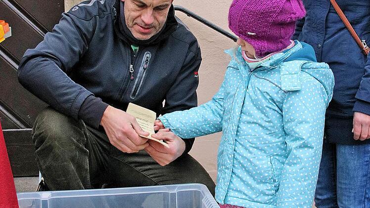 Als Glücksfee wirkte die kleine Lea. Sie zog aus und 800 Teilnahmekarten die 16 Gewinne des Märchen-Ratespiels von Kaufhaus Mürscht. Foto: Dieter Britz