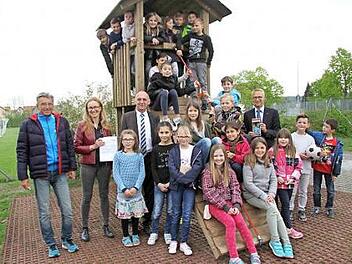 Die dritte Klasse Elmar Gerner (Pressesprecher ERH Vitallauf), Schulleiterin Petra Pausch und Bürgermeister Heinrich Süß sowie Oliver Brehm (v. l.) Foto: Richard Sänger