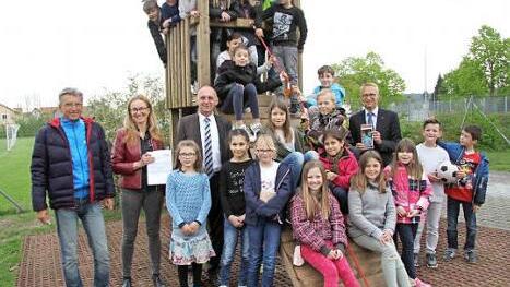 Die dritte Klasse Elmar Gerner (Pressesprecher ERH Vitallauf), Schulleiterin Petra Pausch und Bürgermeister Heinrich Süß sowie Oliver Brehm (v. l.) Foto: Richard Sänger
