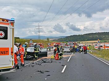 23 Rettungskräfte und 50 Feuerwehrleute waren bei dem Unfall auf der Bundesstraße 279 bei Herschfeld unterwegs.  Foto: Hanns Friedrich