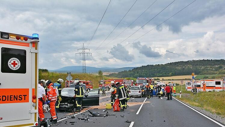 23 Rettungskräfte und 50 Feuerwehrleute waren bei dem Unfall auf der Bundesstraße 279 bei Herschfeld unterwegs.  Foto: Hanns Friedrich