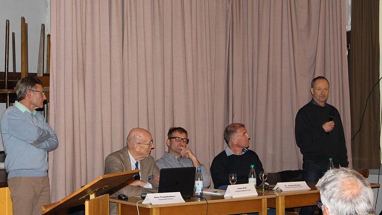 Norbert Schmäling (rechts) vom Landesbund für Vogelschutz ist nicht grundsätzlich gegen Windkraftanlagen. Foto: Julia Raab