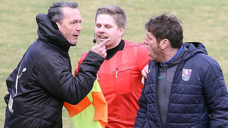 Der FCE habe den Punktabzug  nicht umsonst bekommen, sagte TSV-Coach Werner Thomas (links) zu Ende des Spiels lautstark - und brachte damit FCE-Coach Michael Hutzler in höchste Erregung.