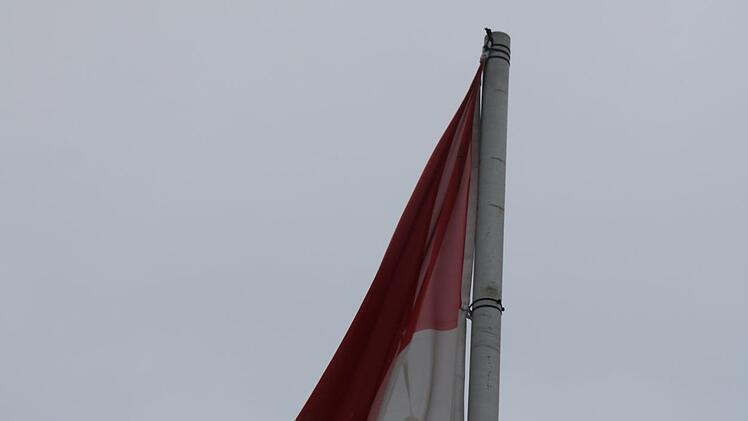 Die alte Flagge ist von Wind und Wetter zerzaust. Foto: Matthias Einwag