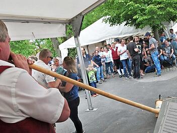 "Komm, hol das Alphorn raus ..." hieß es am Feiertag "Christi Himmelfahrt" erneut für Elmar Schneidawind von der Blasmusik Kraisdorf, als er mit einer Einlage beim Lindenfest in Ueschersdorf für Stimmung sorgte.  Foto: Simon Albrecht