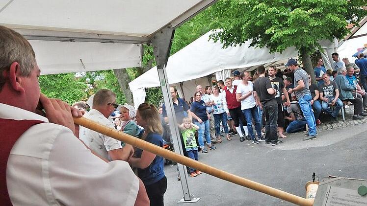"Komm, hol das Alphorn raus ..." hieß es am Feiertag "Christi Himmelfahrt" erneut für Elmar Schneidawind von der Blasmusik Kraisdorf, als er mit einer Einlage beim Lindenfest in Ueschersdorf für Stimmung sorgte.  Foto: Simon Albrecht