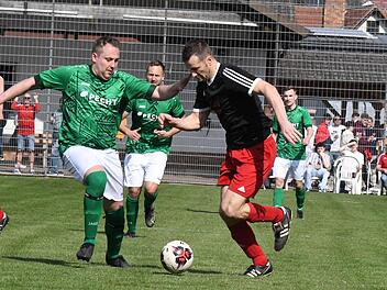 Torschützen unter sich: Zum vorübergehenden 2:2 für die SG Waldberg/Stangenroth hatte Enrico Rauch (links) getroffen, Diebachs Mark Kurek steuerte zum Sieg der Frankonen sogar drei Treffer bei. Foto: Hopf