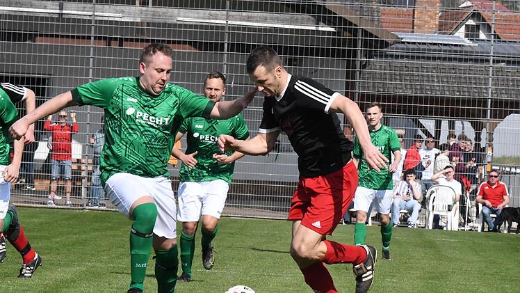 Torschützen unter sich: Zum vorübergehenden 2:2 für die SG Waldberg/Stangenroth hatte Enrico Rauch (links) getroffen, Diebachs Mark Kurek steuerte zum Sieg der Frankonen sogar drei Treffer bei. Foto: Hopf