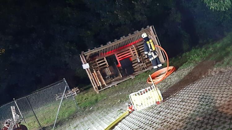 Löschen bei Beleuchtung: Brandbekämpfung in sezene gesetzt.