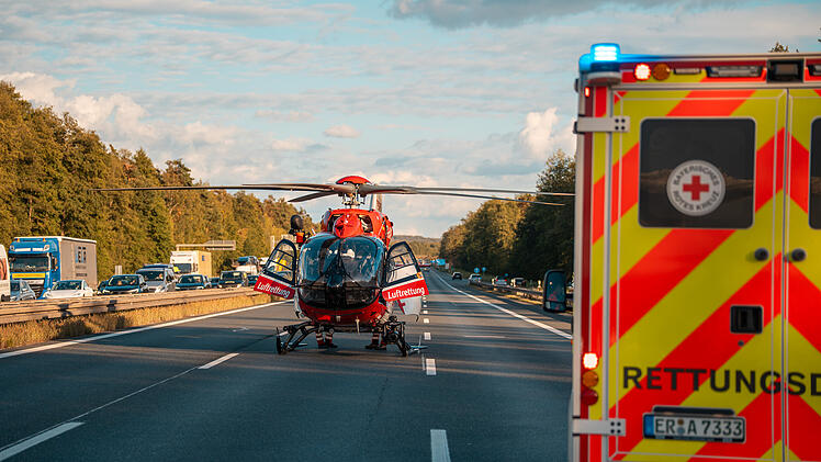 Kleinlaster kracht auf A3 bei Erlangen in Lkw
