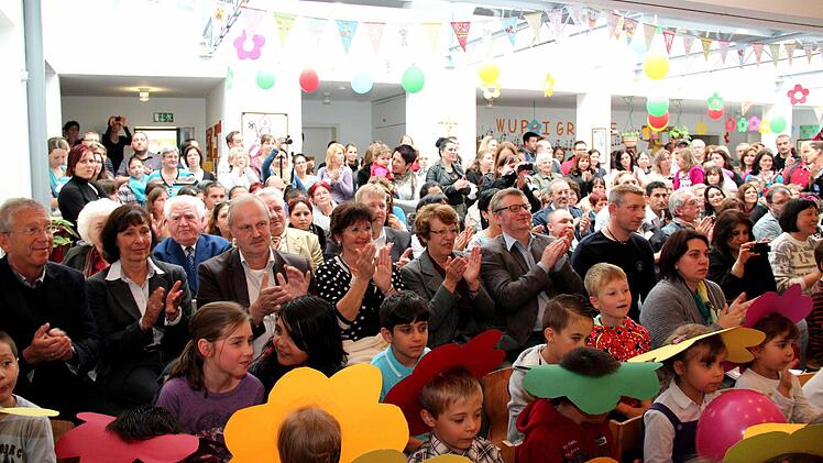Die Gäste applaudieren und freuen sich mit den Kindern.