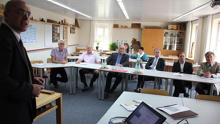 Oliver Dünisch bei der Vorstellung seiner kleinen Fachschule.