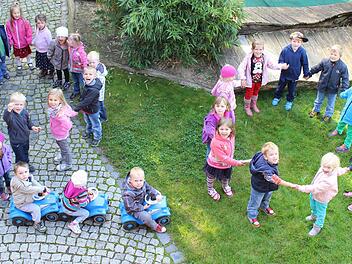 Als eine große 20 haben sich die Kindergartenkinder aufgestellt. So alt wird ihr Kindergarten in diesem Jahr.