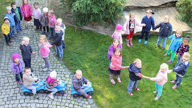 Als eine große 20 haben sich die Kindergartenkinder aufgestellt. So alt wird ihr Kindergarten in diesem Jahr.