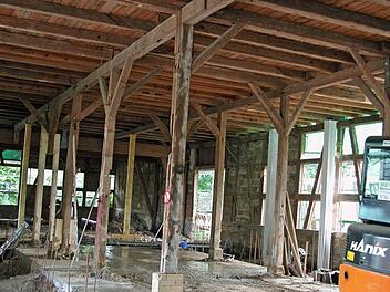 Die Tage der bislang statisch tragenden Holzsäulen sind gezählt. Zugunsten freier Sichtachsen im künftigen Veranstaltungssaal werden sie entfernt.  Foto: Klaus Oelzner